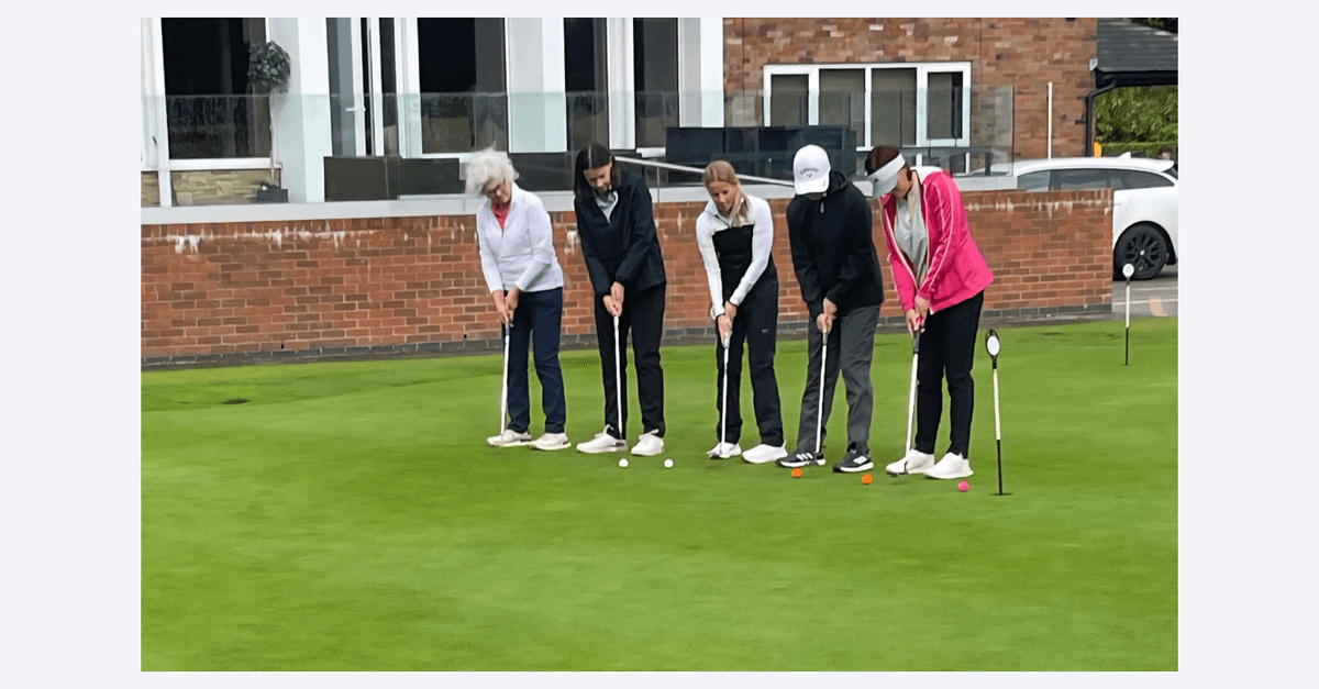 lady practise golf 